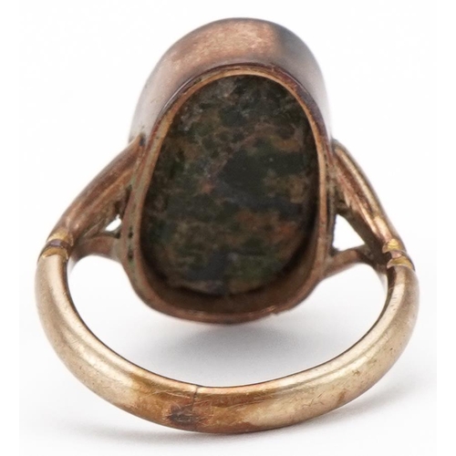 3330 - Antique 9ct gold cabochon green hardstone ring, size M, 7.4g