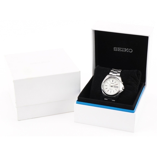 3216 - Seiko, gentlemen's Seiko kinetic wristwatch with box and paperwork having silvered dial with day/dat... 