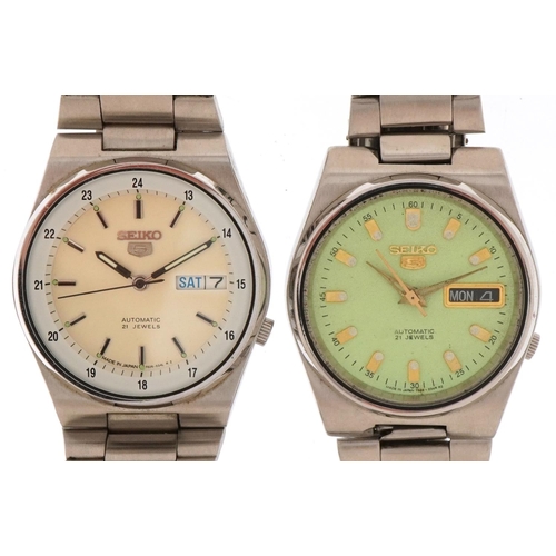 3345 - Two gentlemen's Seiko 5 quartz wristwatches, each with day/date aperture, each 35mm in diameter