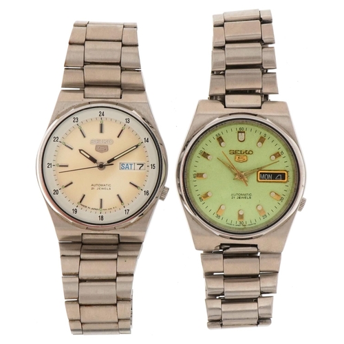 3345 - Two gentlemen's Seiko 5 quartz wristwatches, each with day/date aperture, each 35mm in diameter