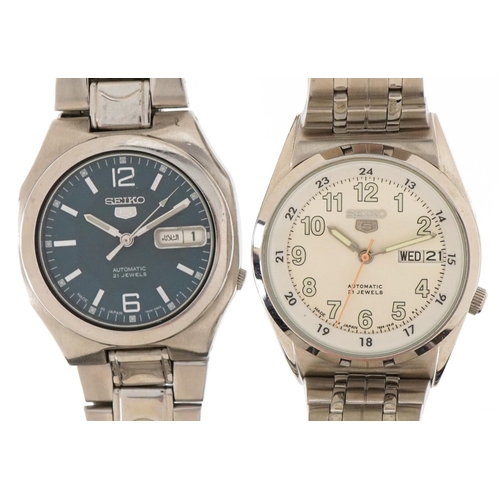 3270 - Two gentlemen's Seiko 5 automatic wristwatches, each with day/date aperture, 34mm and 35mm in diamet... 