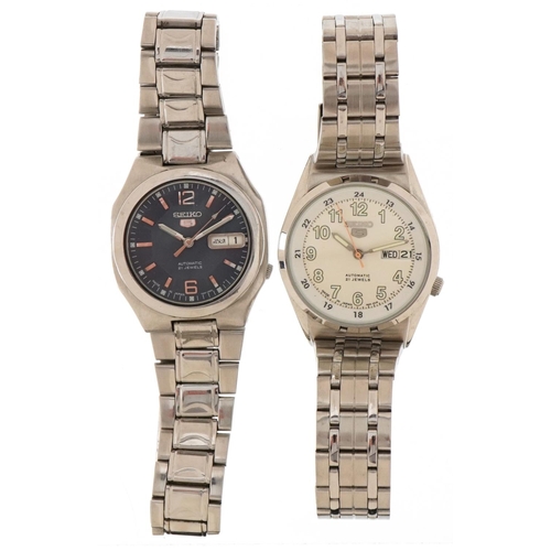 3270 - Two gentlemen's Seiko 5 automatic wristwatches, each with day/date aperture, 34mm and 35mm in diamet... 