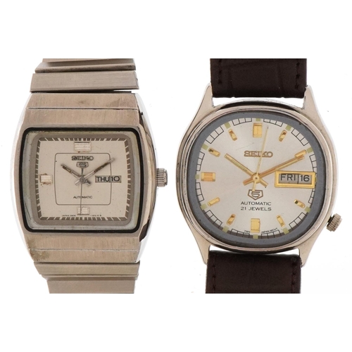 3337 - Two Seiko 5 automatic wristwatches, each with day/date aperture, the largest 34mm wide