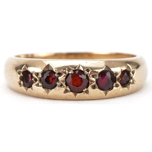 3197 - 9ct gold graduated garnet five stone ring, size N, 3.1g