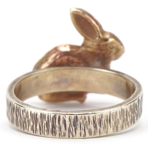 3308 - 9ct gold ring in the form of a rabbit, size N, 4.0g