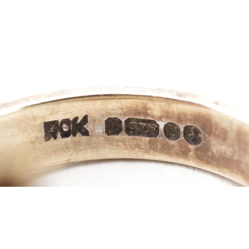 3308 - 9ct gold ring in the form of a rabbit, size N, 4.0g