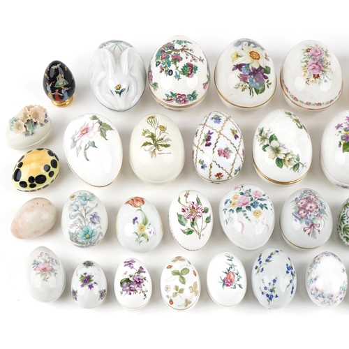 1204 - Mixed group of various ceramic egg shaped trinket boxes including examples by Lord Nelson Pottery, W... 