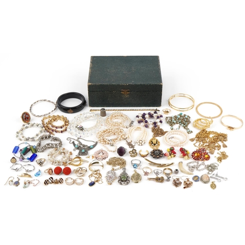 3374 - Mixed group of costume jewellery to include brooches, rings, necklaces and bangles