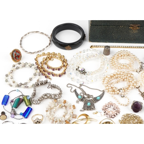 3374 - Mixed group of costume jewellery to include brooches, rings, necklaces and bangles