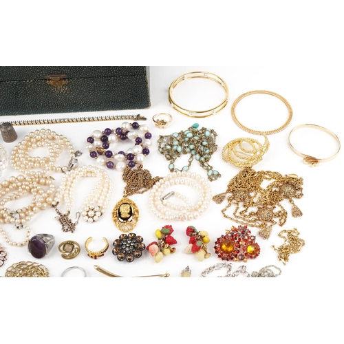 3374 - Mixed group of costume jewellery to include brooches, rings, necklaces and bangles