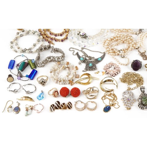 3374 - Mixed group of costume jewellery to include brooches, rings, necklaces and bangles