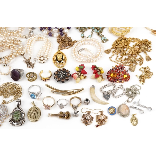 3374 - Mixed group of costume jewellery to include brooches, rings, necklaces and bangles