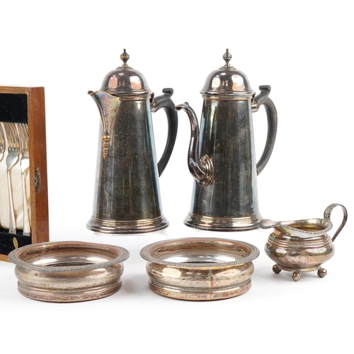 1185 - Small group of plated items including a hot water jug and coffee pot, cased set of fish knives and f... 