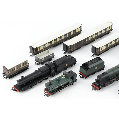 2023 - Collection of Hornby 00 gauge model railway locomotives, tenders and carriages