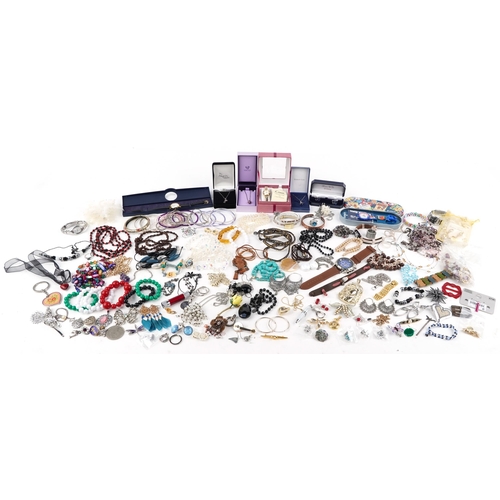 3395 - Mixed group of costume jewellery to include watches, necklaces, cufflinks and bracelets