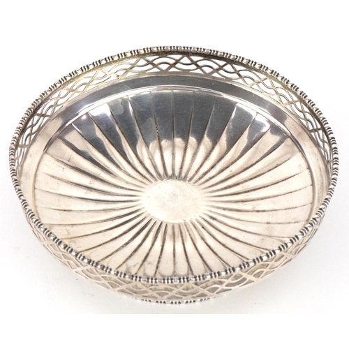 430 - Silver bonbon dish with pierced frieze, raised on a circular foot, Birmingham 1932 by Mappin & Webb,... 