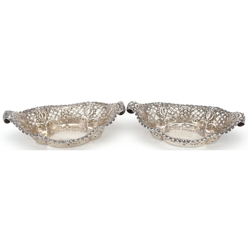 486 - Pair of Edwardian silver baskets with pierced scrollwork decoration, Sheffield 1901 by Mappin Brothe... 