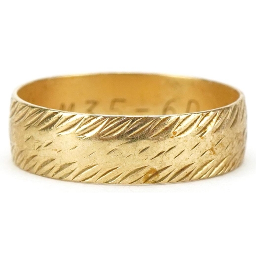 3291 - 9ct gold wedding band with engraved decoration, size Q, 2.5g