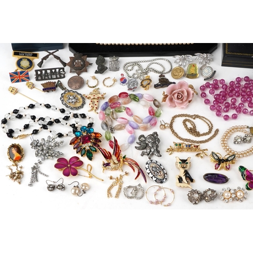 3385 - Mixed collection of costume jewellery to include necklaces, rings, earrings and bracelets, some case... 