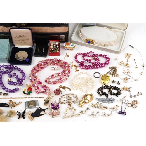 3385 - Mixed collection of costume jewellery to include necklaces, rings, earrings and bracelets, some case... 