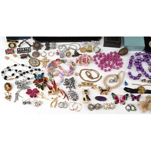 3385 - Mixed collection of costume jewellery to include necklaces, rings, earrings and bracelets, some case... 