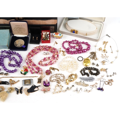 3385 - Mixed collection of costume jewellery to include necklaces, rings, earrings and bracelets, some case... 