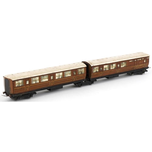 2002 - Hornby Dublo 1938, pre war, early couplings LNER articulated coach set, D525, finished in a golden b... 