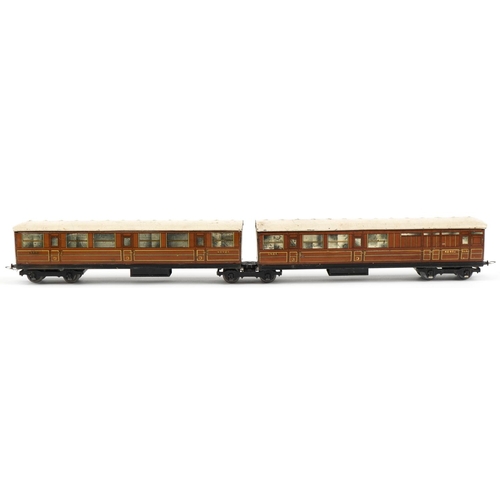 2002 - Hornby Dublo 1938, pre war, early couplings LNER articulated coach set, D525, finished in a golden b... 