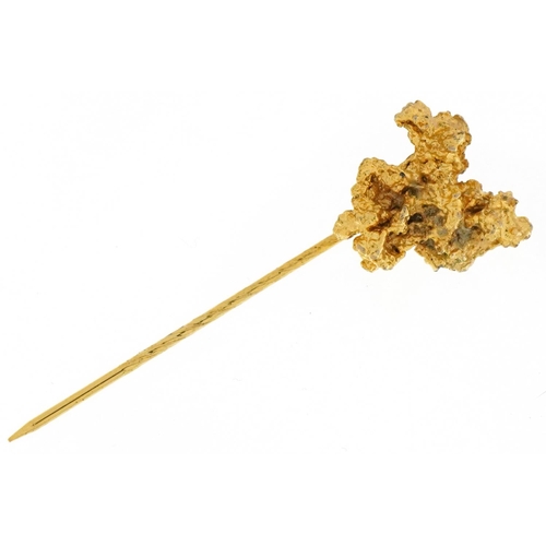 3029 - Yellow metal gold nugget design stickpin, 5cm in length, 3.8g