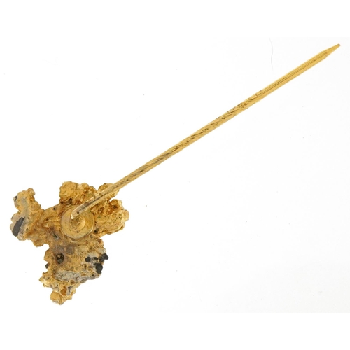 3029 - Yellow metal gold nugget design stickpin, 5cm in length, 3.8g