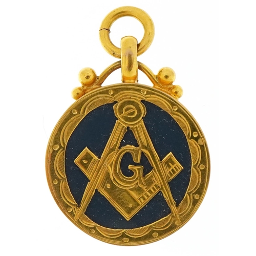 3057 - 9ct gold sardonyx masonic fob, 2.6cm high, 5.0g