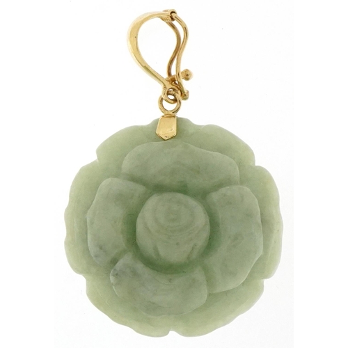 3309 - Chinese carved green jade flower head pendant with 14k gold mount, 3.9cm high, 7.4g