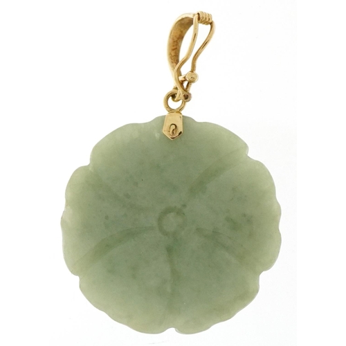 3309 - Chinese carved green jade flower head pendant with 14k gold mount, 3.9cm high, 7.4g