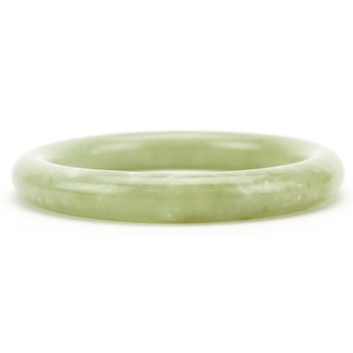 3181 - Chinese green hardstone bangle, 8.5cm in diameter, 58.2g