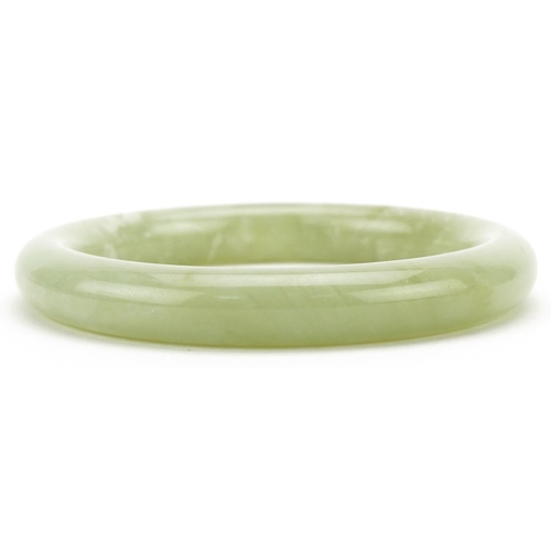 3181 - Chinese green hardstone bangle, 8.5cm in diameter, 58.2g