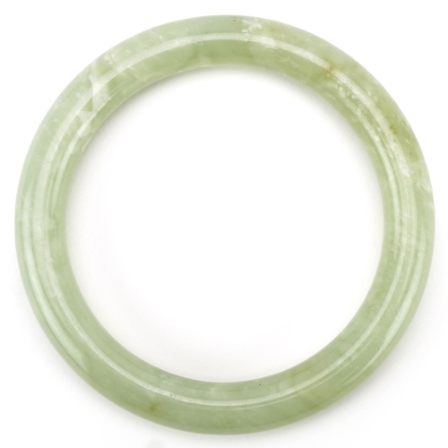 3181 - Chinese green hardstone bangle, 8.5cm in diameter, 58.2g