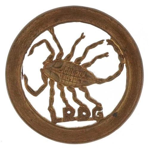 2531 - L.R.D.G. - Long Range Desert Group World War II bronze cap badge, 3.3cm in diameter