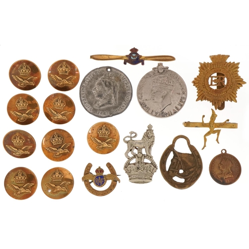 2527 - Small group of militaria including buttons, badges and medals