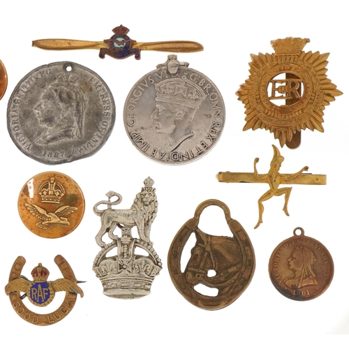 2527 - Small group of militaria including buttons, badges and medals