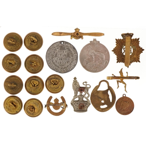 2527 - Small group of militaria including buttons, badges and medals