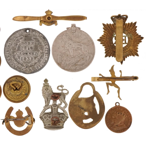 2527 - Small group of militaria including buttons, badges and medals