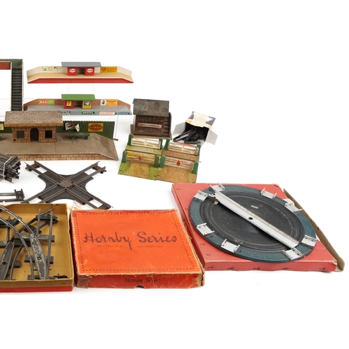 2061 - Large collection of vintage Hornby O gauge and OO gauge model railway track and trackside buildings ... 