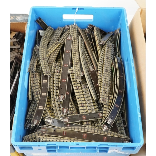 2061 - Large collection of vintage Hornby O gauge and OO gauge model railway track and trackside buildings ... 