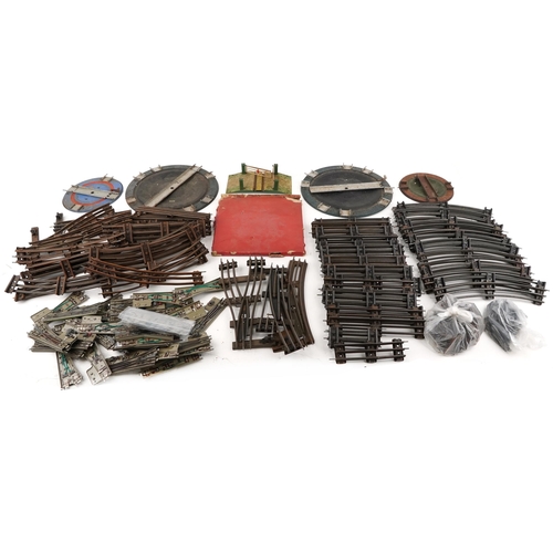 2061 - Large collection of vintage Hornby O gauge and OO gauge model railway track and trackside buildings ... 