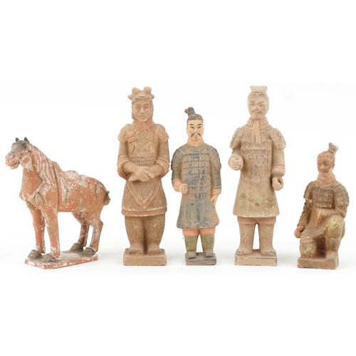 1409 - Group of five Chinese terracotta figures, 20th century, three standing noblemen, a kneeling soldier ... 