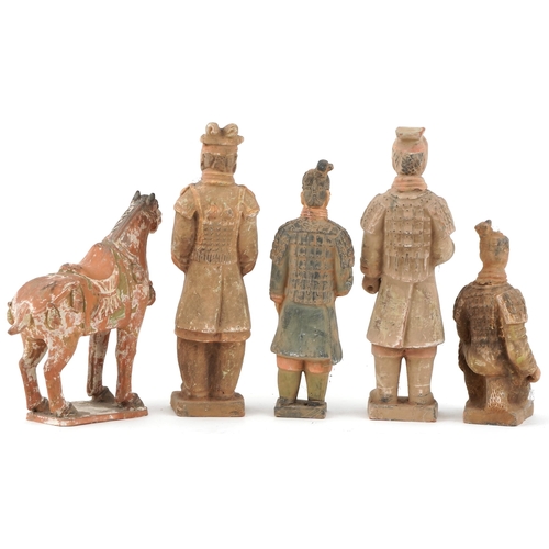 1409 - Group of five Chinese terracotta figures, 20th century, three standing noblemen, a kneeling soldier ... 