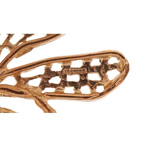 3045 - 9ct gold brooch in the form of a dragonfly with blue spinel eyes, 4.5cm high, 4.5g