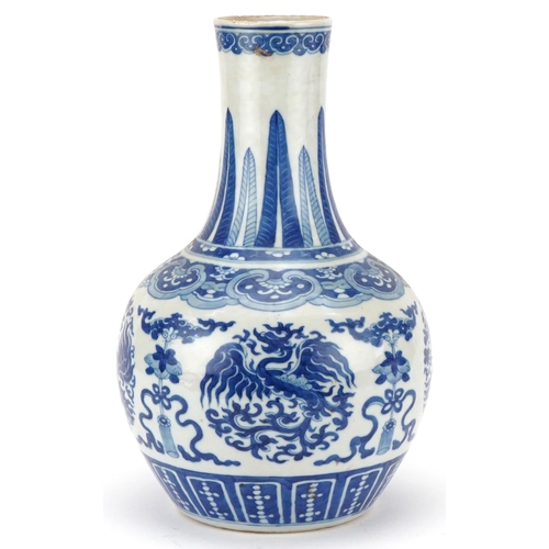 46 - Large Chinese blue and white bottle vase, Qing dynasty, decorated with stylized dragons, 33cm high