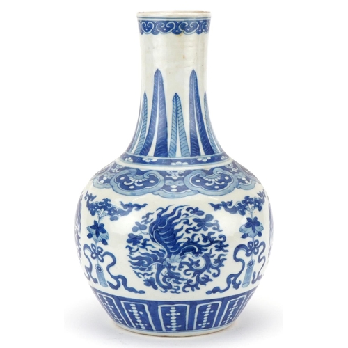 46 - Large Chinese blue and white bottle vase, Qing dynasty, decorated with stylized dragons, 33cm high