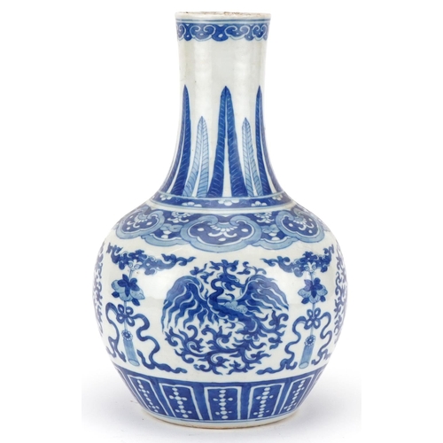 46 - Large Chinese blue and white bottle vase, Qing dynasty, decorated with stylized dragons, 33cm high